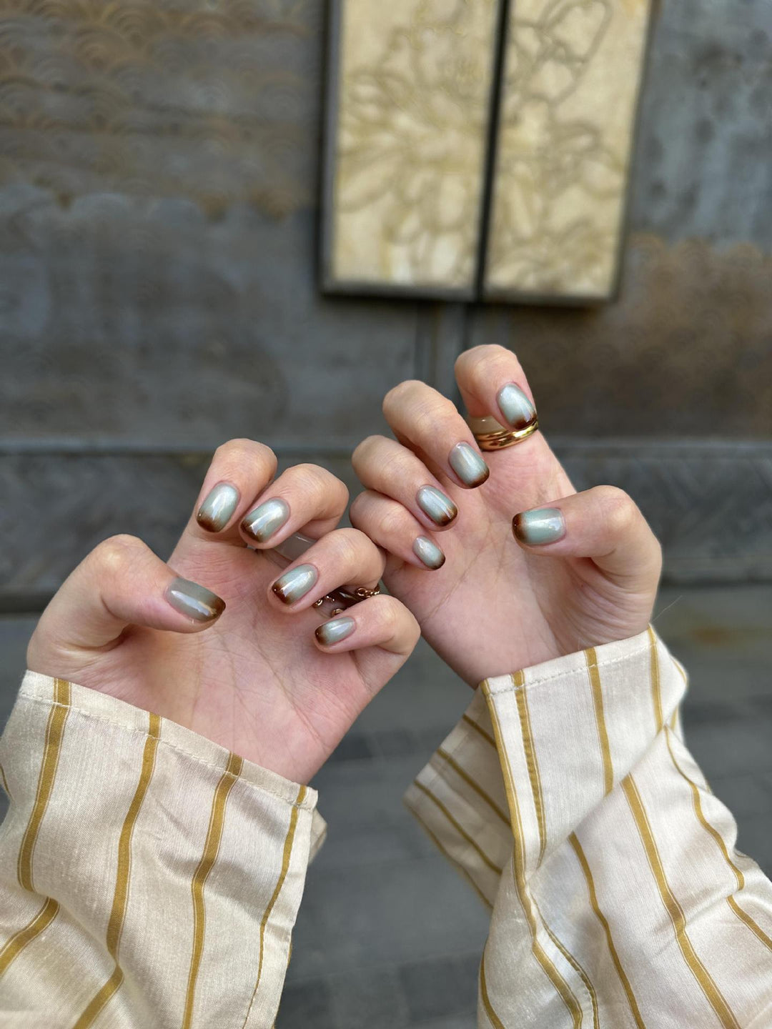 Glamorous Artificial Nails in Elegant French-Style Bowlift