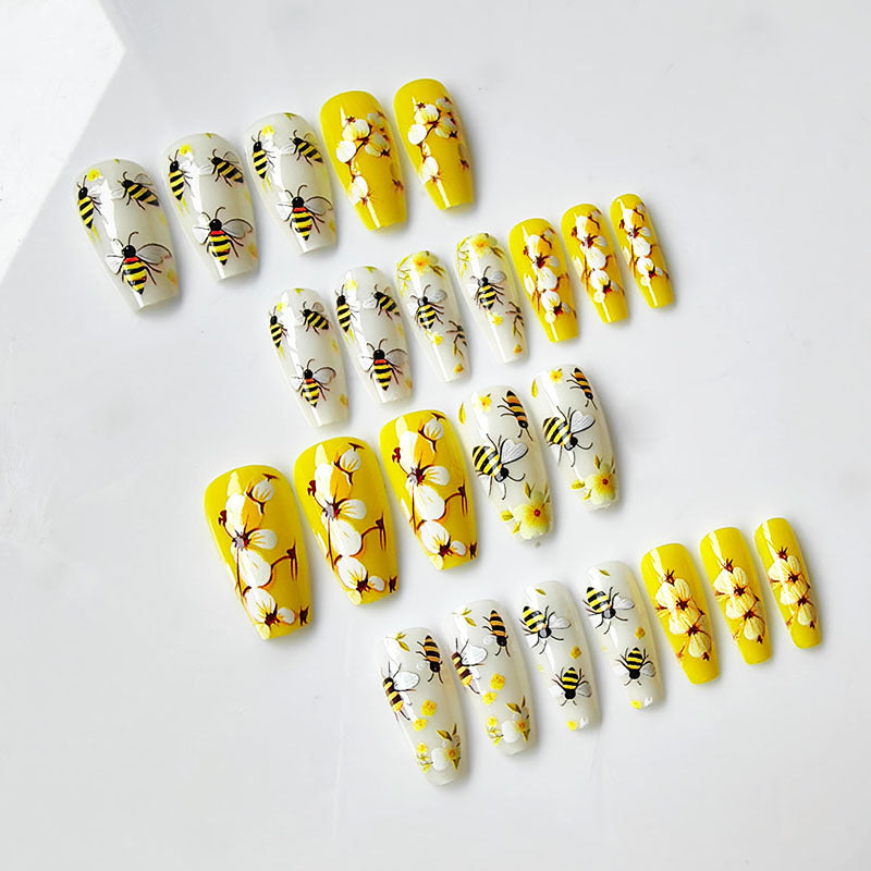 Artificial nails with bee and flower design Bowlift