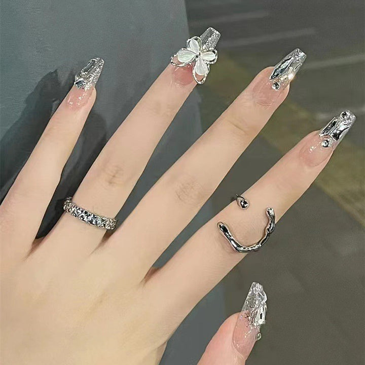 Artificial nails with glamorous accents Bowlift