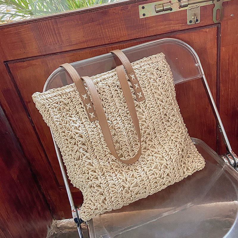 Bag made of woven natural material Bowlift