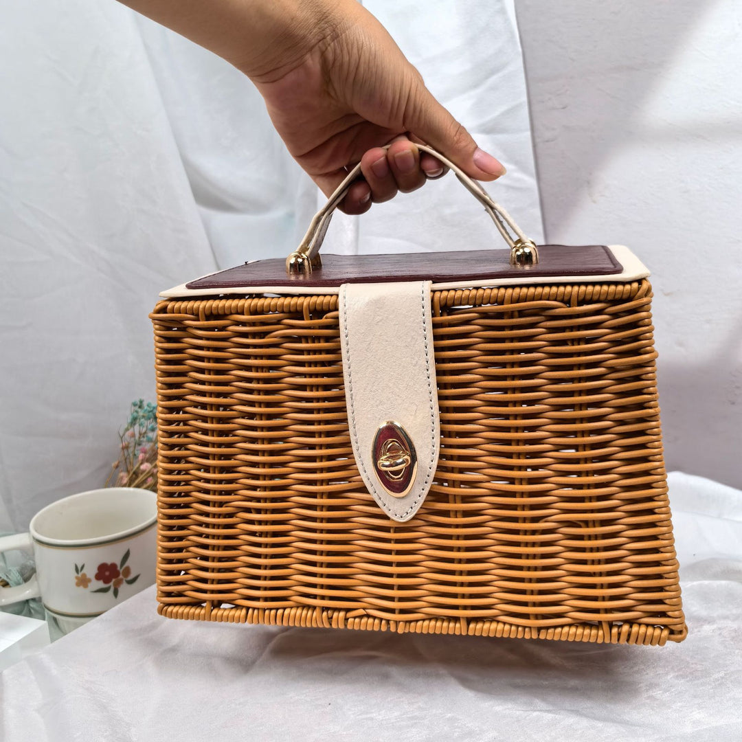 Ladies elegant woven handbag with wooden lid Bowlift