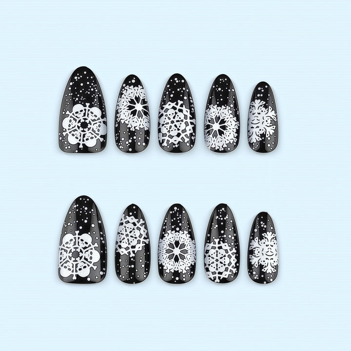 Artificial nails in a unique winter design with snow and reindeer motifs Bowlift