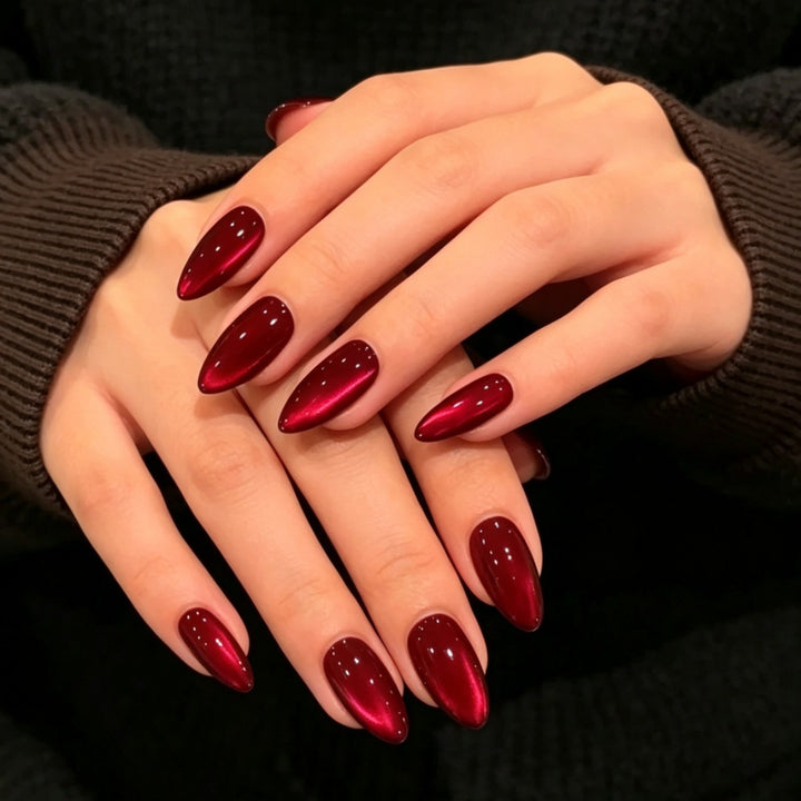 Artificial nails with high-gloss finish and elegant shape Bowlift