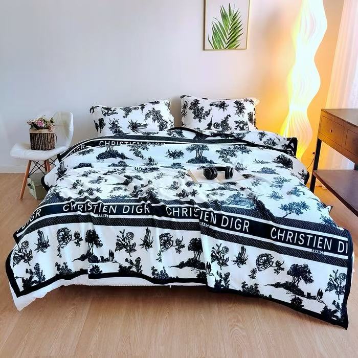 Women's cozy blanket with playful cloud pattern Bowlift