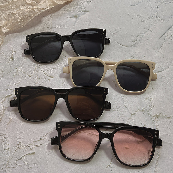 Fashionable Oversized Sunglasses in Contemporary Design Bowlift