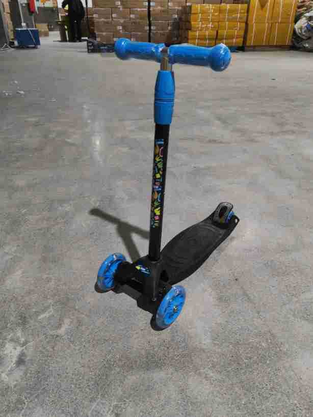 Lightweight 3-Wheel Kick Scooter Bowlift