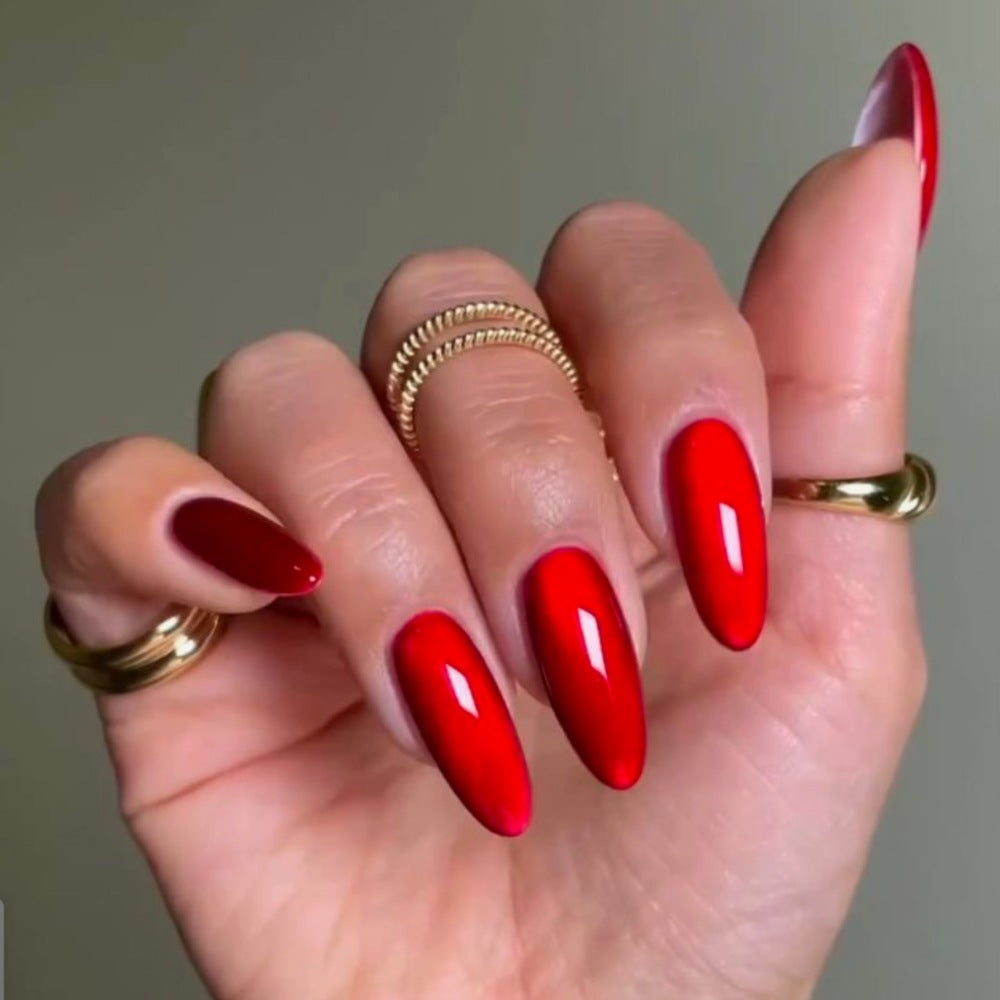 Artificial nails in elegant almond-shaped tips Bowlift
