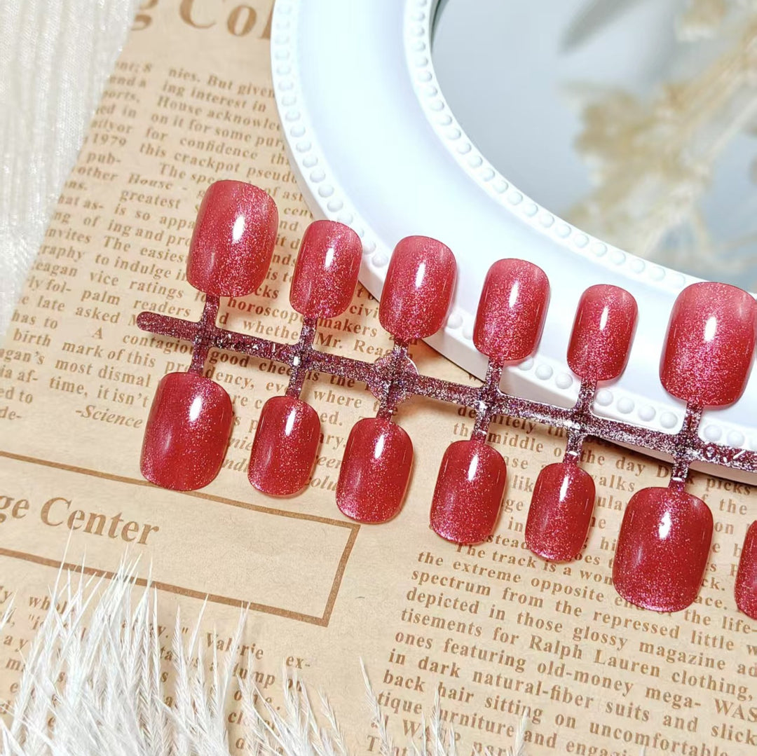 Glittering artificial nails with high gloss effect Bowlift