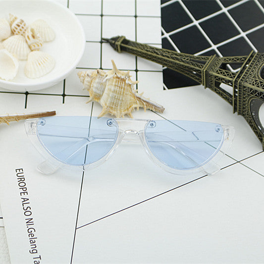 Women Cat-Eye Glasses with distinctive frame and mirrored lenses Bowlift