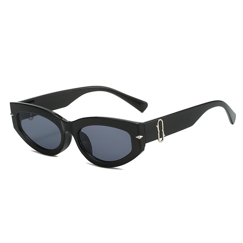 Retro-Inspired Cat-Eye Sunglasses with Bold Frame Bowlift