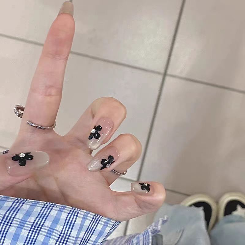 Artificial nails with elegant floral decorations Bowlift