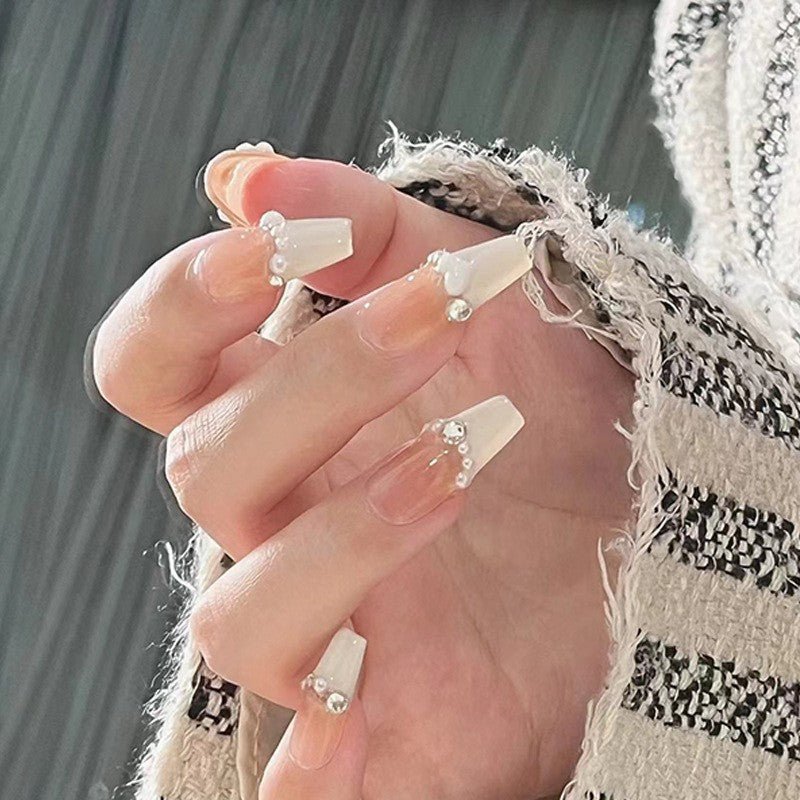 Artificial nails with glamorous pearl details Bowlift