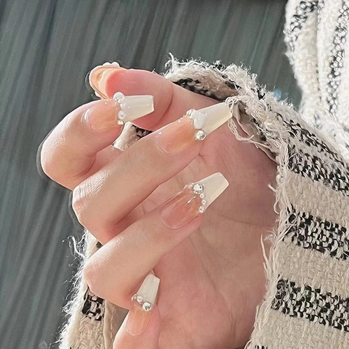 Artificial nails with glamorous pearl details Bowlift