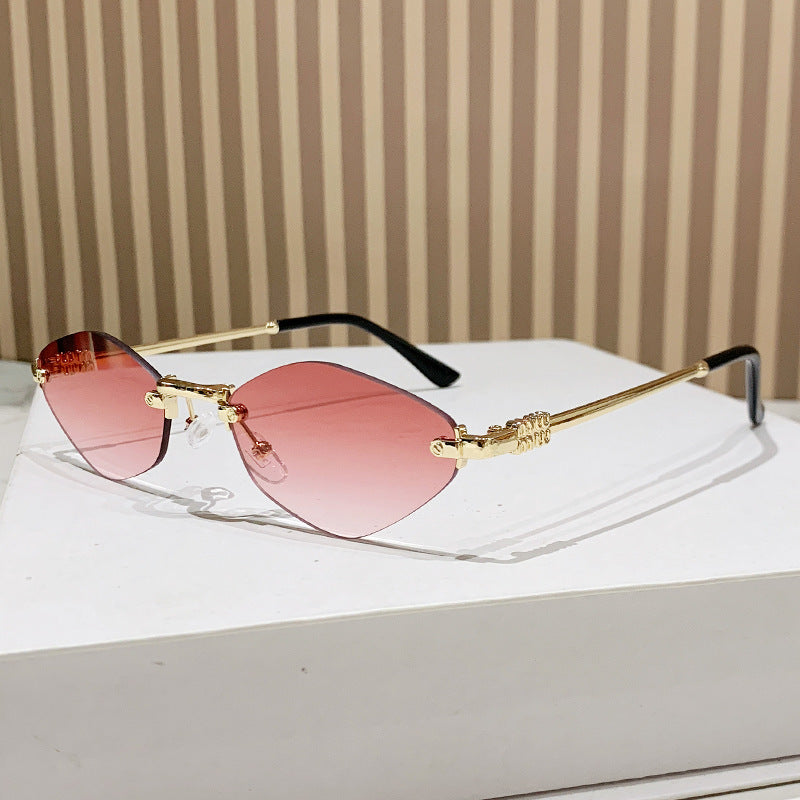 Women's Cat-Eye Sunglasses in Modern Elegance Style Bowlift