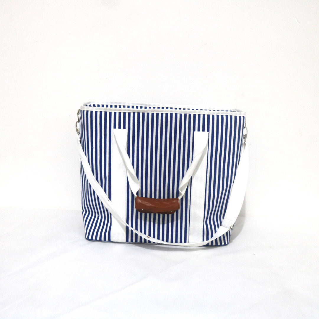Women's cooler with practical carrying handles and insulated interior Bowlift