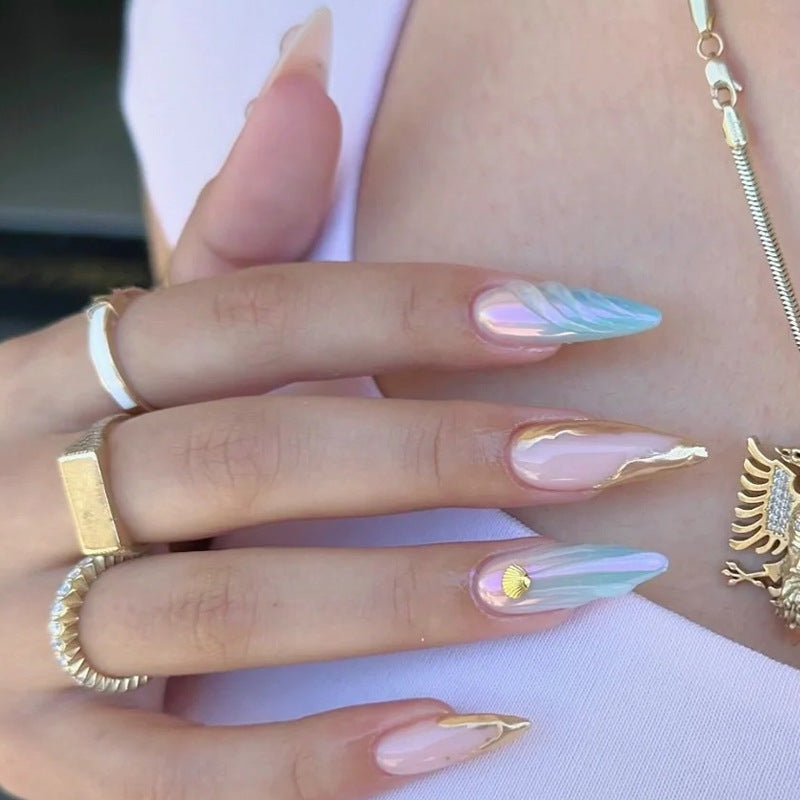 Artificial nails with elegant gradient and golden accents Bowlift