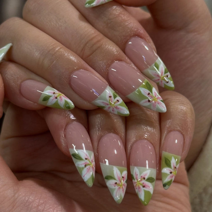 Artificial nails with hand-crafted floral embellishments Bowlift