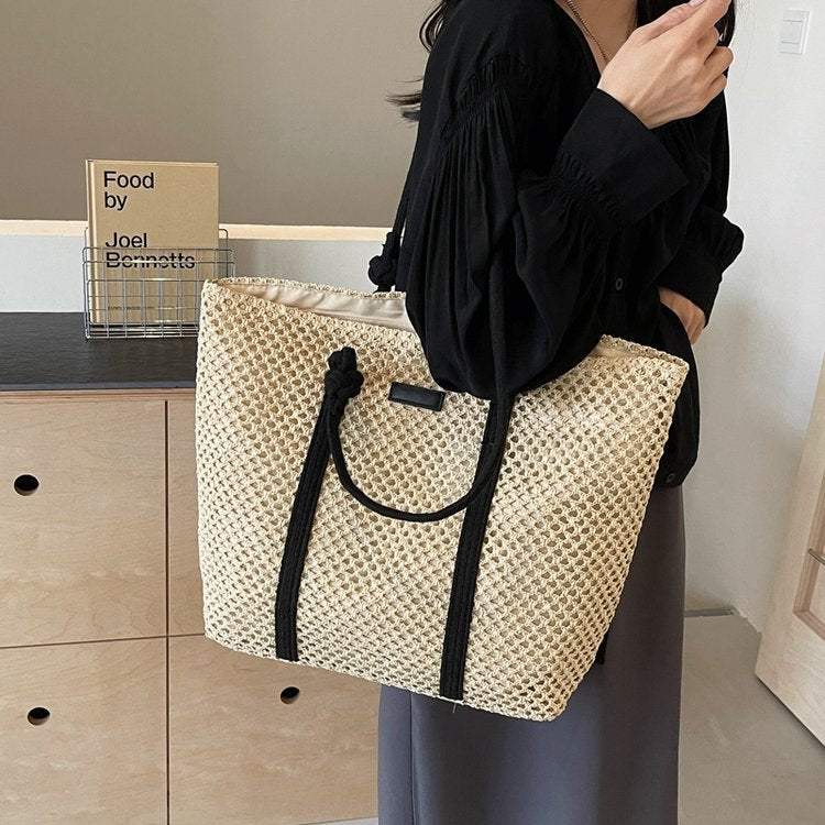 Beach bag made of hand-woven natural material with sturdy handles Bowlift
