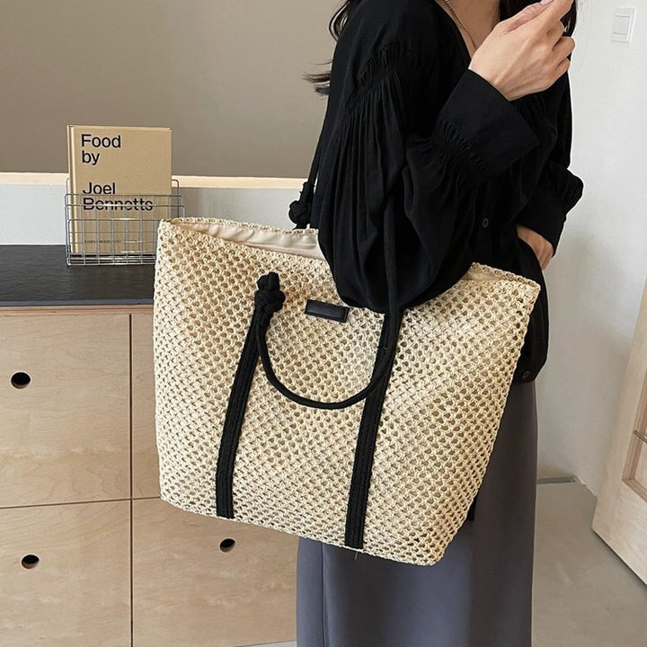 Beach bag made of hand-woven natural material with sturdy handles Bowlift