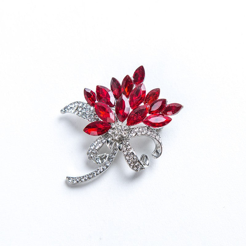 Sparkling brooch with floral design Bowlift