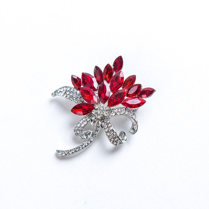 Sparkling brooch with floral design Bowlift