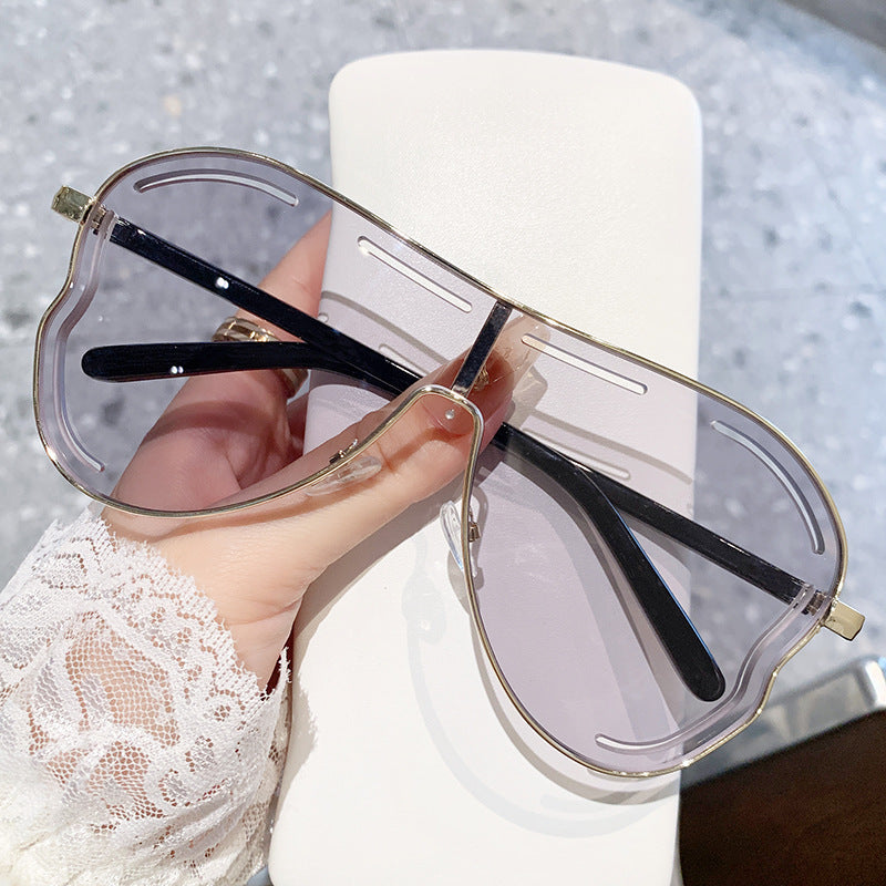 Women's sunglasses in modern shield design Bowlift