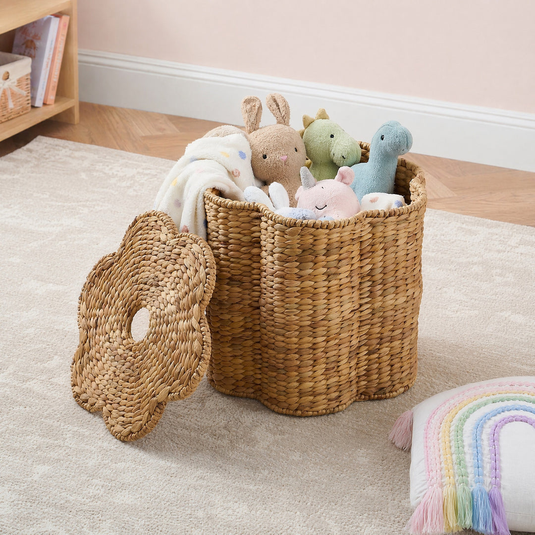 Chair made of braided natural material Bowlift