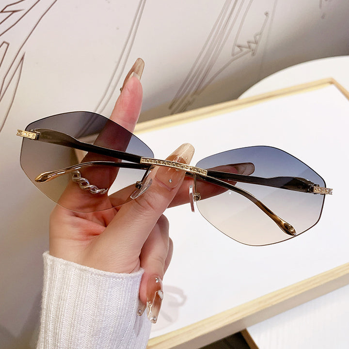 Women's extravagant sunglasses with sparkling accents Bowlift