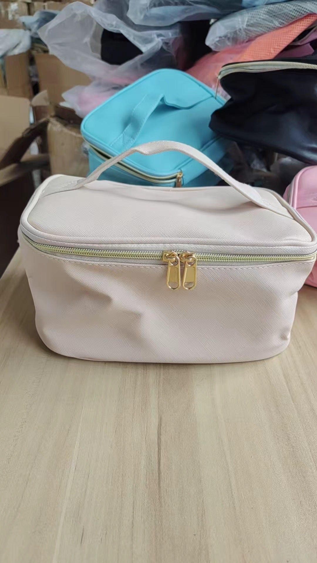 Cosmetic organizer bag with multiple compartments Bowlift
