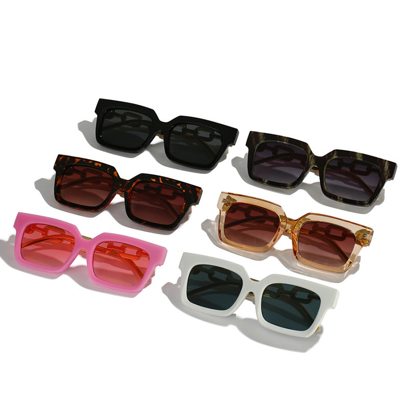 Women's fashionable sunglasses with unique chain element Bowlift