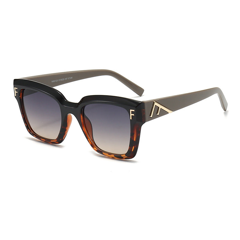 Ladies fashionable square sunglasses with gold details Bowlift
