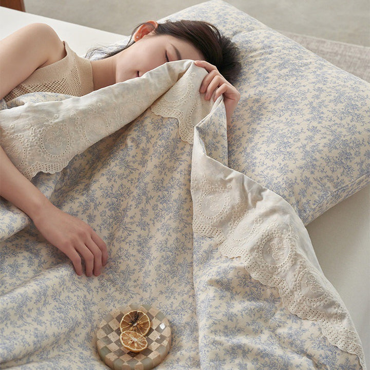 Ladies elegant bedspread with delicate floral pattern Bowlift