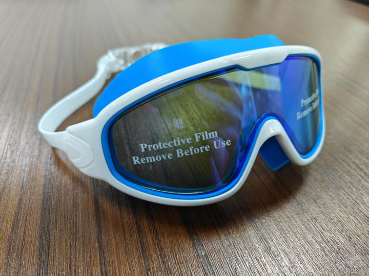 Swimming mask with adjustable comfort and clear field of vision Bowlift