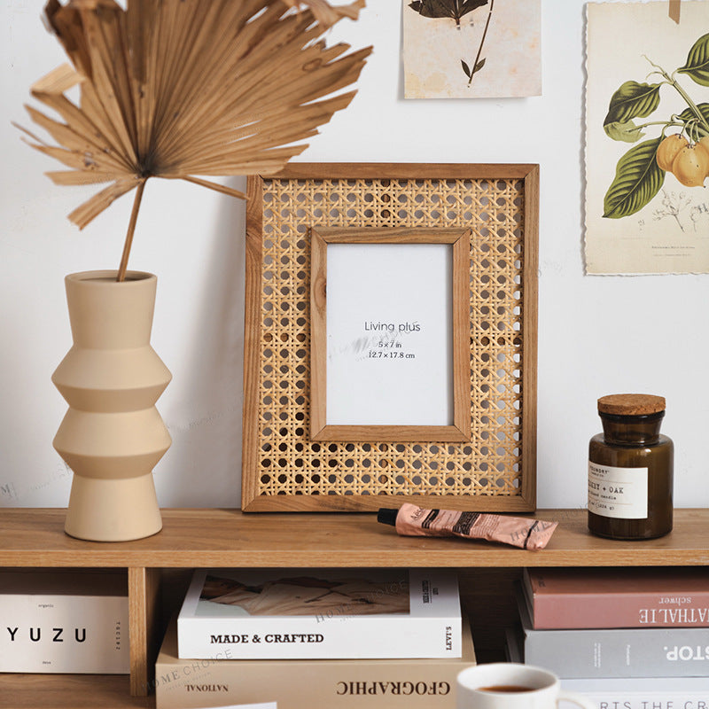Artful picture frame with fine rattan pattern Bowlift