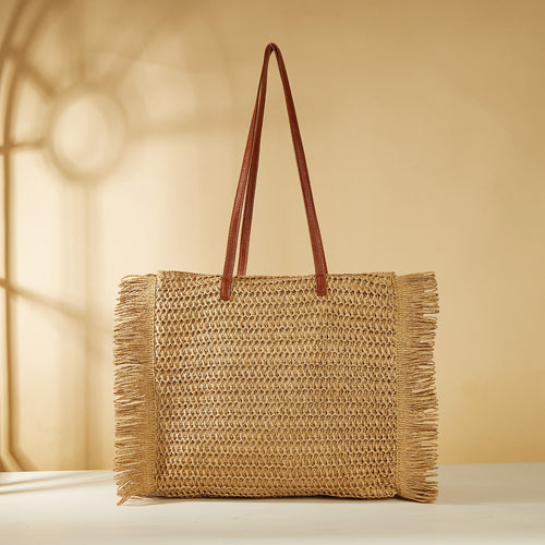 Beach bag made of raffia with fringed details Bowlift