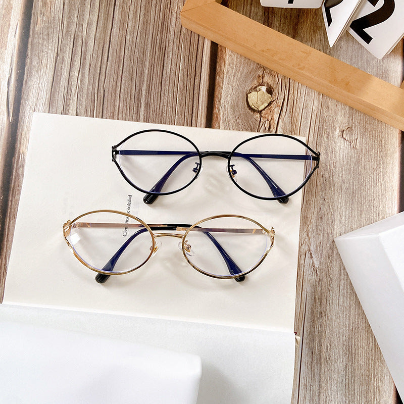 Round Sunglasses with Golden Accents Bowlift