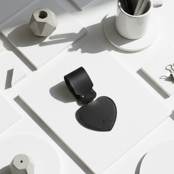 heart-shaped leather luggage tag with adjustable loop Bowlift