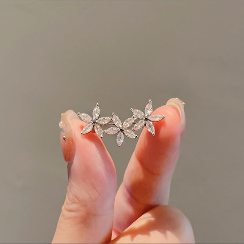Flower brooch made of radiant gemstones Bowlift