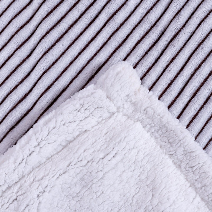 Women's luxurious and soft cuddle blanket with velvety surface Bowlift