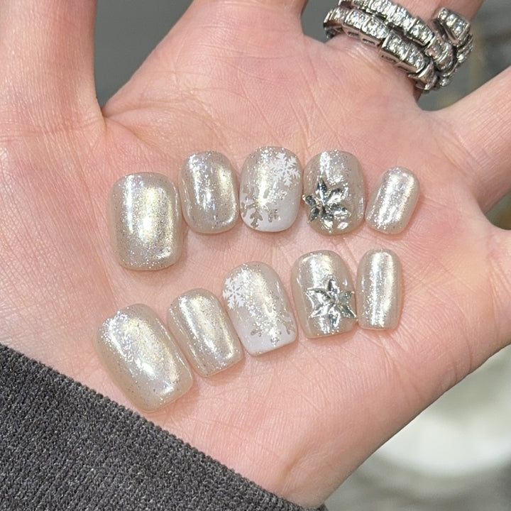 Artificial nails with festive snowflake design Bowlift
