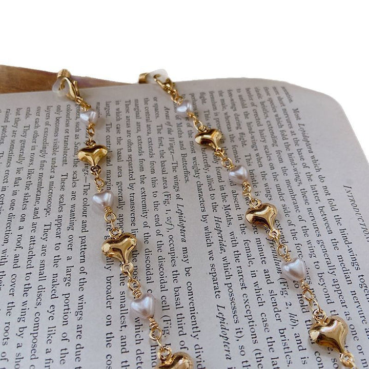 Fashionable necklace with pearls and golden accents Bowlift