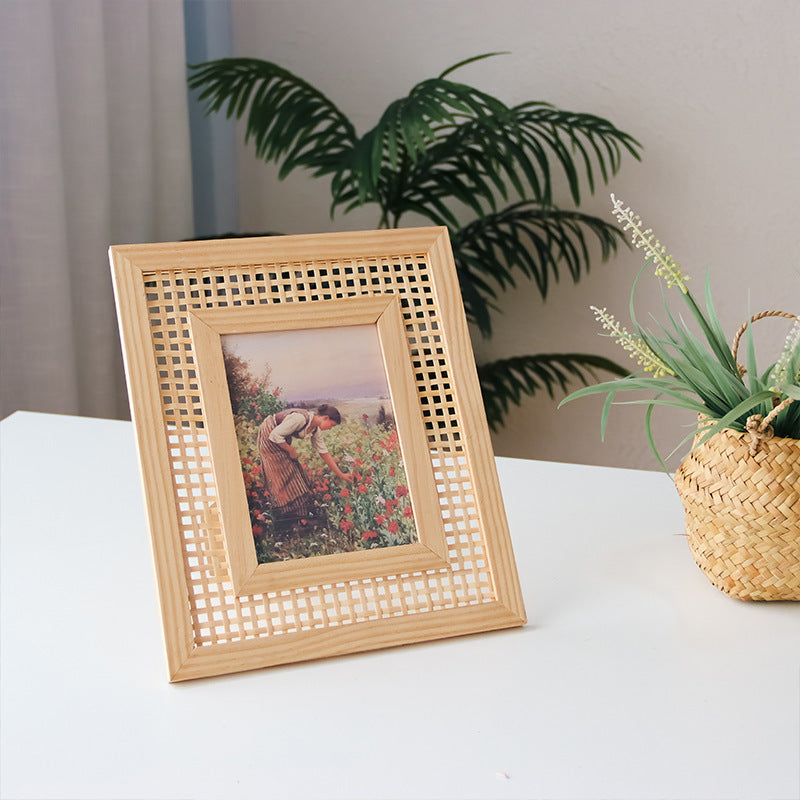 Artful picture frame in rattan design Bowlift