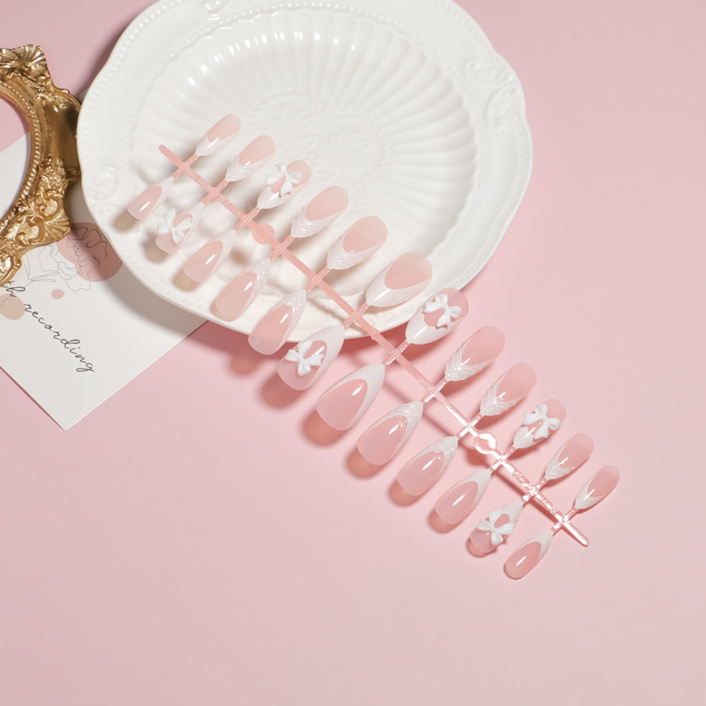 Elegant Floral Accent Press-On Nail Set Bowlift