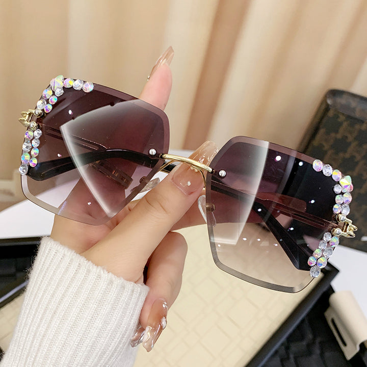 Ladies sunglasses with extravagant rhinestone frame Bowlift