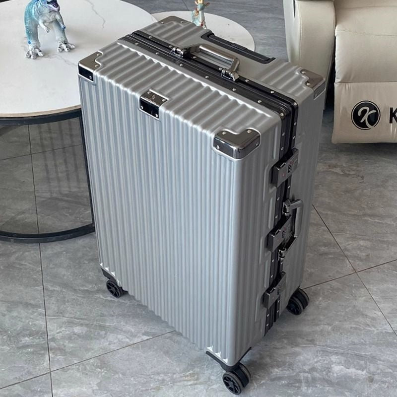 Hard-shell suitcase with integrated combination lock and silent wheels Bowlift