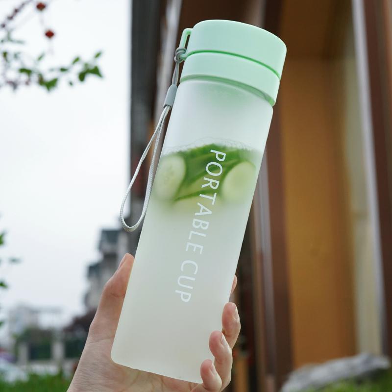 Women's water bottle with innovative lid Bowlift