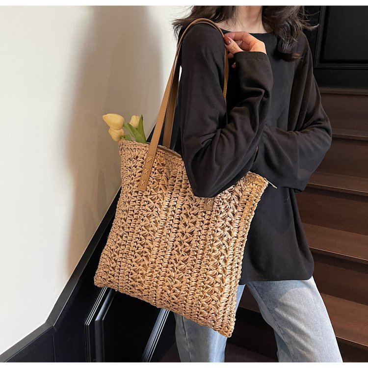 Handwoven beach bag with braided pattern Bowlift