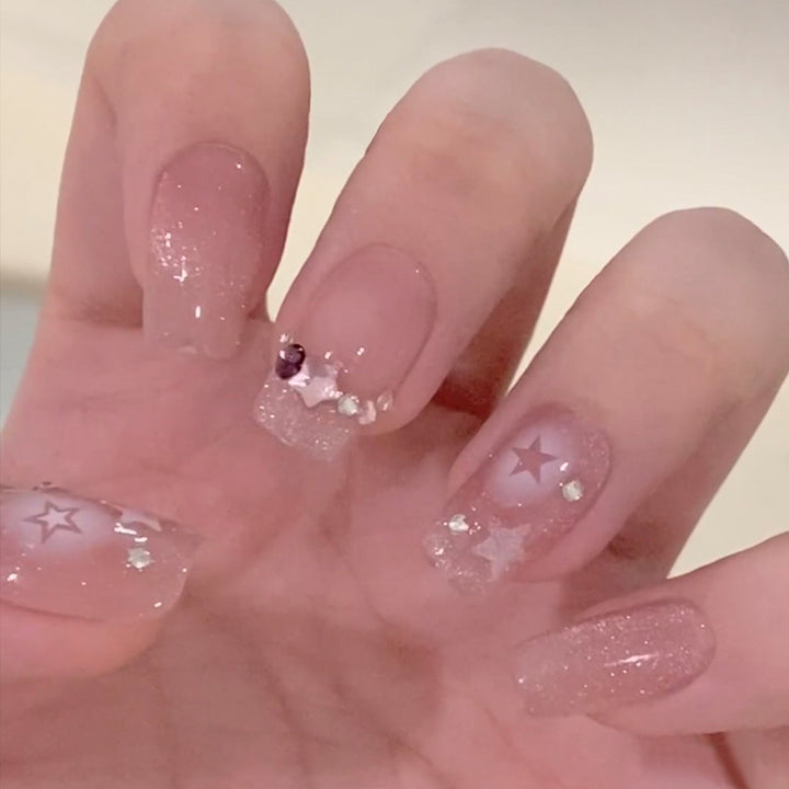 Artificial nails with glamorous pearl details Bowlift