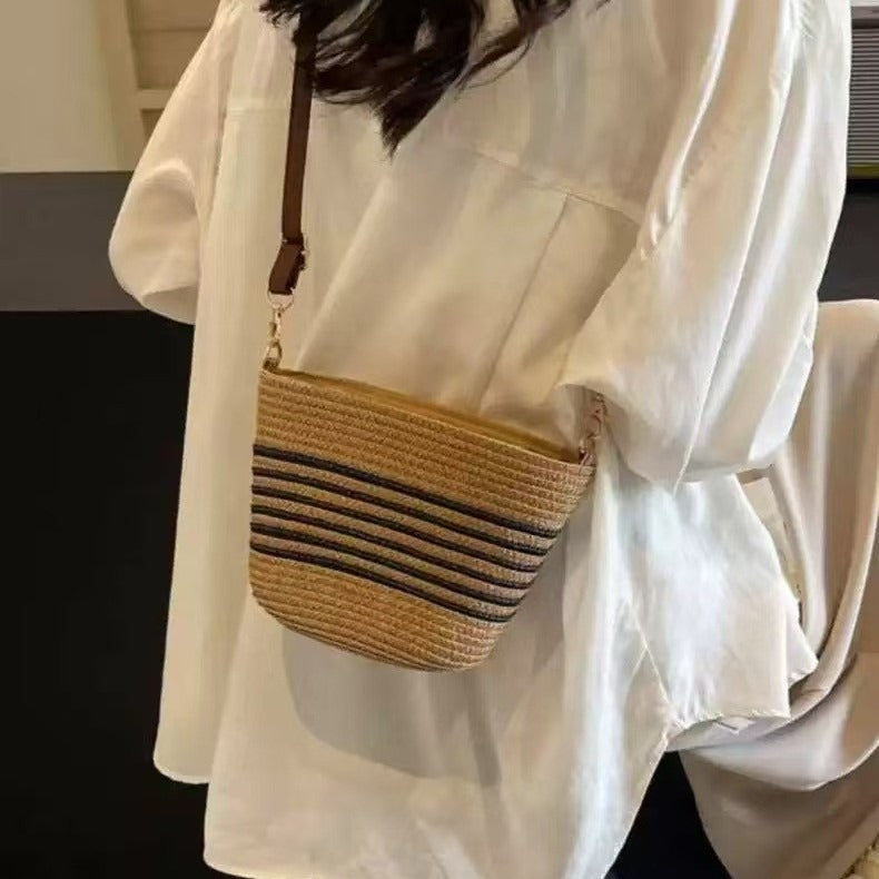 Trendy Summer Handbag Made of Woven Material Bowlift