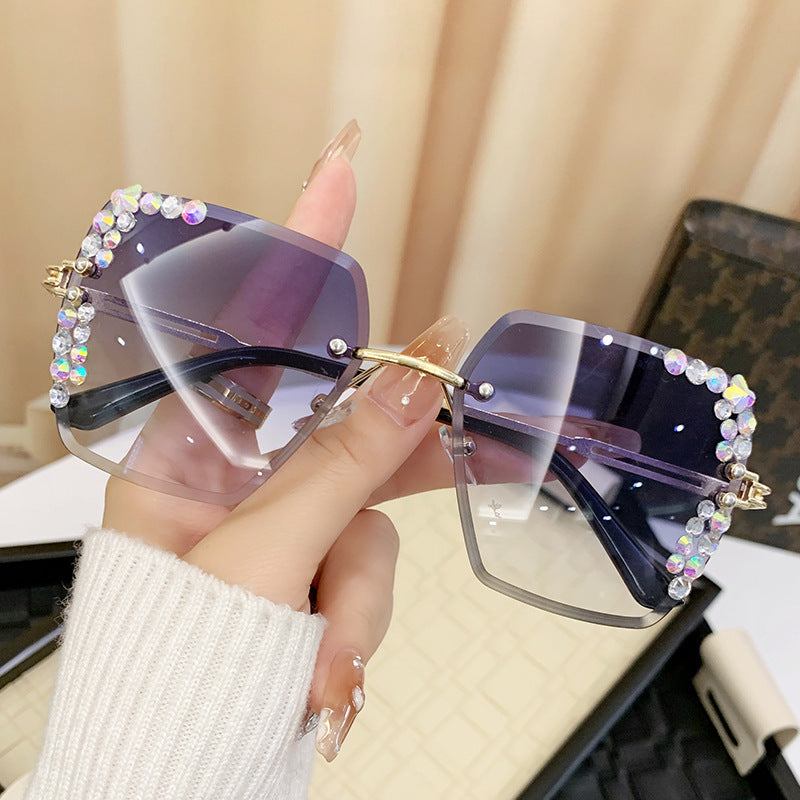 Ladies sunglasses with extravagant rhinestone frame Bowlift
